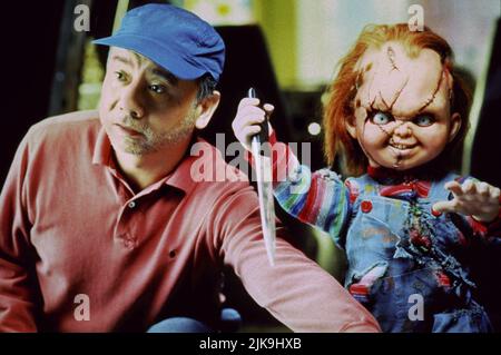 Ronny Yu & Chucky film : mariée de Chucky (USA/CAN 1998) personnages : et Chucky Director : Ronny Yu 15 octobre 1998 **AVERTISSEMENT** cette photographie est destinée à un usage éditorial exclusif et est protégée par les droits d'auteur des IMAGES UNIVERSELLES et/ou du photographe attribué par la Société de film ou de production et ne peut être reproduite que par des publications dans le cadre de la promotion du film ci-dessus. Un crédit obligatoire pour LES PHOTOS UNIVERSELLES est requis. Le photographe doit également être crédité lorsqu'il est connu. Aucune utilisation commerciale ne peut être accordée sans l'autorisation écrite de la Société du film. Banque D'Images