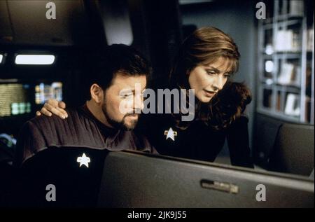 Jonathan Frakes & Marina Sirtis film: Star Trek: Insurrection (USA 1998) personnages: Commandant William T. Riker,Conseiller Deanna Troi / Star Trek IX Directeur: Jonathan Frakes 10 décembre 1998 **AVERTISSEMENT** cette photographie est destinée à un usage éditorial exclusif et est le droit d'auteur des IMAGES PARAMOUNT et/ou du photographe assigné par la Société de film ou de production et ne peut être reproduite que par des publications en conjonction avec la promotion du film ci-dessus. Un crédit obligatoire pour LES PHOTOS PARAMOUNT est requis. Le photographe doit également être crédité lorsqu'il est connu. Aucune utilisation commerciale ne peut être accordée Banque D'Images