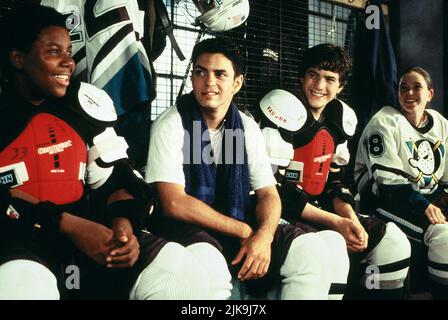 Kenan Thompson, Mike Vitar, Joshua Jackson, Marguerite Moreau film: D3: The Mighty Ducks (1996) personnages: Russ Tyler,Luis Mendoza,Charlie Conway,Connie Moreau Directeur: Robert Lieberman 04 octobre 1996 **AVERTISSEMENT** cette photographie est destinée à un usage éditorial exclusif et est protégée par les droits d'auteur de WALT DISNEY et/ou du photographe attribué par la Société de film ou de production et ne peut être reproduite que par des publications dans le cadre de la promotion du film ci-dessus. Un crédit obligatoire pour WALT DISNEY est requis. Le photographe doit également être crédité lorsqu'il est connu. Aucune utilisation commerciale ne peut être accordée sans Banque D'Images