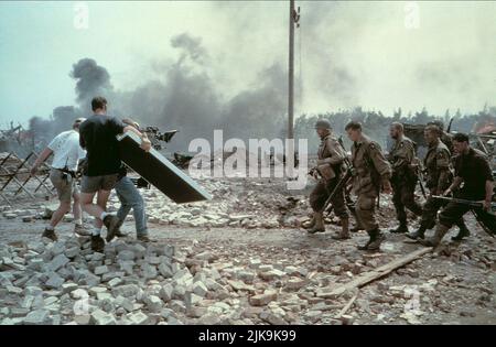 Tom Hanks & Matt Damon film: Saving Private Ryan (USA 1998) personnages: Capt John H. Miller & Pvt. James Francis Ryan Directeur: Steven Spielberg 21 juillet 1998 **AVERTISSEMENT** cette photographie est destinée à un usage éditorial exclusif et est protégée par les droits d'auteur de DREAMWORKSPARAMOMOUNT IMAGES et/ou le photographe assigné par la Société du film ou de la production et ne peut être reproduite que par des publications dans le cadre de la promotion du film ci-dessus. Un crédit obligatoire pour les IMAGES DREAMWORKSPARAMMOUNT est requis. Le photographe doit également être crédité lorsqu'il est connu. Aucune utilisation commerciale ne peut être accordée sans écrit Banque D'Images