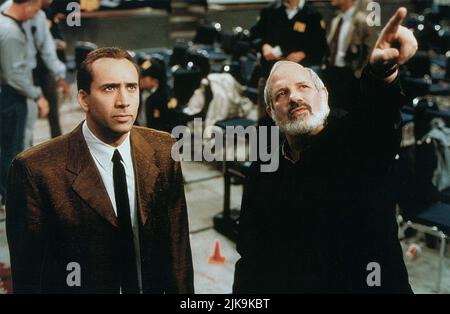 Nicolas cage & Brian de Palma film Snake Eyes (USA/CAN 1998) personnages : Rick Santoro & réalisateur : Brian de Palma 30 juillet 1998 **AVERTISSEMENT** cette photographie est réservée à un usage éditorial et est protégée par les droits d'auteur de PARAMOUNT PICTURES et/ou du photographe assigné par le film ou la société de production et ne peut être reproduite que par des publications en liaison avec la promotion du film ci-dessus. Un crédit obligatoire pour LES PHOTOS PARAMOUNT est requis. Le photographe doit également être crédité lorsqu'il est connu. Aucune utilisation commerciale ne peut être accordée sans autorisation écrite de The film Company. Banque D'Images