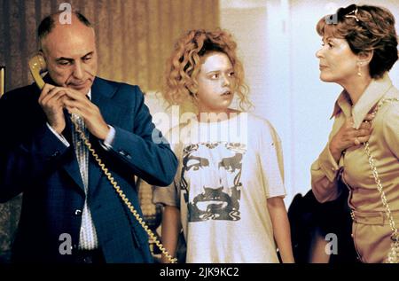 Alan Arkin, Natasha Lyonne & Jessica Walter film : bidonvilles de Beverly Hills (USA 1988) personnages : Murray Samuel Abromowitz, Vivian Abromowitz & Doris Zimmerman Directeur : Tamara Jenkins 21 mai 1998 **AVERTISSEMENT** cette photographie est à usage éditorial exclusif et est le copyright des IMAGES DE FOX SEARCHLIGHT et/ou le photographe assigné par la Société de film ou de production et ne peut être reproduite que par des publications en conjonction avec la promotion du film ci-dessus. Un crédit obligatoire pour LES PHOTOS DE FOX SEARCHLIGHT est requis. Le photographe doit également être crédité lorsqu'il est connu. Aucune utilisation commerciale ne peut l'être Banque D'Images