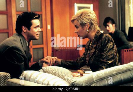 Jim Carrey & Jennifer Tilly film: Liar Liar (1997) personnages: Fletcher Reede & Samantha Cole Directeur: Tom Shadyac 21 mars 1997 **AVERTISSEMENT** cette photographie est destinée à un usage éditorial exclusif et est protégée par les droits d'auteur d'UNIVERSAL et/ou du photographe assigné par la Société de film ou de production et ne peut être reproduite que par des publications dans le cadre de la promotion du film ci-dessus. Un crédit obligatoire pour UNIVERSEL est requis. Le photographe doit également être crédité lorsqu'il est connu. Aucune utilisation commerciale ne peut être accordée sans l'autorisation écrite de la Société du film. Banque D'Images