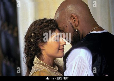 Irene Jacob, Laurence Fishburne film: Othello (1995) personnages: Desdemona,Othello Directeur: Oliver Parker 15 décembre 1995 **AVERTISSEMENT** cette photographie est destinée à un usage éditorial exclusif et est protégée par les droits d'auteur de la Société du film et/ou du photographe attribué par la Société du film ou de la production et ne peut être reproduite que par des publications en conjonction avec la promotion du film ci-dessus. Un crédit obligatoire pour la société de film est requis. Le photographe doit également être crédité lorsqu'il est connu. Aucune utilisation commerciale ne peut être accordée sans l'autorisation écrite de la Société du film. Banque D'Images