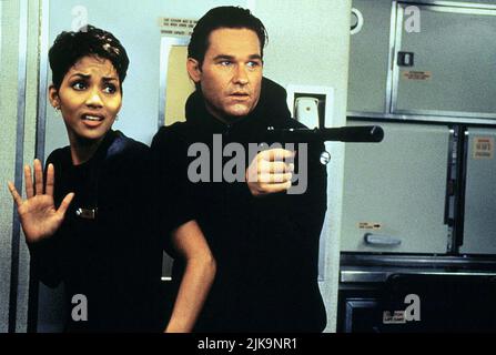 Halle Berry & Kurt Russell film: Executive Decision (USA 1996) personnages: Jean, agent de vol et Dr. David Grant Directeur: Stuart Baird 15 mars 1996 **AVERTISSEMENT** cette photographie est à usage éditorial exclusif et est le copyright de WARNER BROS. Et/ou le photographe assigné par la Société du film ou de la production et ne peut être reproduite que par des publications dans le cadre de la promotion du film ci-dessus. Un crédit obligatoire pour WARNER BROS est requis. Le photographe doit également être crédité lorsqu'il est connu. Aucune utilisation commerciale ne peut être accordée sans l'autorisation écrite de la Société du film. Banque D'Images