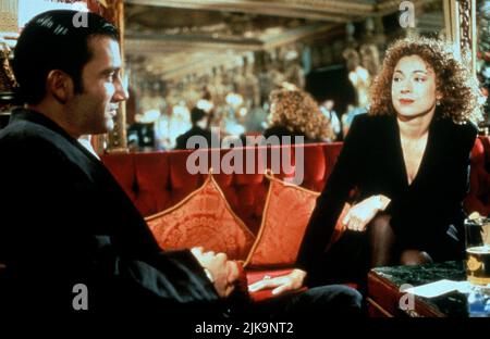 Clive Owen & Alex Kingston film croupier (1998) personnages : Jack Manfred & Jani de Villiers réalisateur : Mike Hodges 25 juin 1998 **AVERTISSEMENT** cette photographie est réservée à un usage éditorial et est protégée par les droits d'auteur de CHANNEL FOUR et/ou du photographe désigné par le film ou la société de production et ne peut être reproduite que par des publications en liaison avec la promotion du film ci-dessus. Un crédit obligatoire pour LE CANAL 4 est requis. Le photographe doit également être crédité lorsqu'il est connu. Aucune utilisation commerciale ne peut être accordée sans autorisation écrite de The film Company. Banque D'Images
