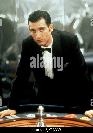 Clive Owen film croupier (1995) personnages : Jack Manfred réalisateur : Mike Hodges 25 juin 1998 **AVERTISSEMENT** cette photographie est réservée à un usage éditorial et est protégée par le copyright de CHANNEL FOUR et/ou du photographe désigné par le film ou la société de production et ne peut être reproduite que par des publications dans le cadre de la promotion du film ci-dessus. Un crédit obligatoire pour LE CANAL 4 est requis. Le photographe doit également être crédité lorsqu'il est connu. Aucune utilisation commerciale ne peut être accordée sans autorisation écrite de The film Company. Banque D'Images