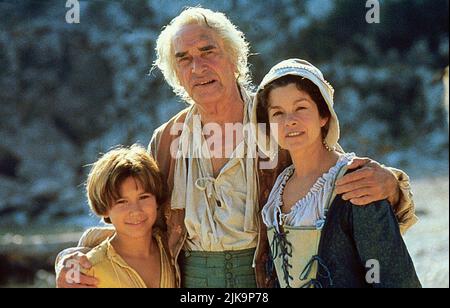 Jonathan Taylor Thomas, Martin Landau et Geneviève Bujold film: The Adventures of Pinocchio (USA/UK/FR/DE/CZ 1996) personnages: Pinocchio,Geppetto,Leona Directeur: Steve Barron 26 juillet 1996 **AVERTISSEMENT** cette photographie est à usage éditorial exclusif et est le droit d'auteur d'UN NOUVEAU CINÉMA DE LIGNE et/ou le photographe assigné par la Société de film ou de production et ne peut être reproduite que par des publications dans le cadre de la promotion du film ci-dessus. Un crédit obligatoire pour UNE NOUVELLE LIGNE DE CINÉMA est requis. Le photographe doit également être crédité lorsqu'il est connu. Aucune utilisation commerciale ne peut être accordée sans écrit Banque D'Images