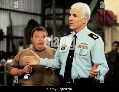 Steve Martin film: Sgt. Bilko (1996) personnages : Sergent-maître Ernest G. Bilko Directeur : Jonathan Lynn 29 mars 1996 **AVERTISSEMENT** cette photographie est destinée à un usage éditorial exclusif et est le droit d'auteur d'UNIVERSAL et/ou du photographe attribué par la Société de film ou de production et ne peut être reproduite que par des publications en conjonction avec la promotion du film ci-dessus. Un crédit obligatoire pour UNIVERSEL est requis. Le photographe doit également être crédité lorsqu'il est connu. Aucune utilisation commerciale ne peut être accordée sans l'autorisation écrite de la Société du film. Banque D'Images