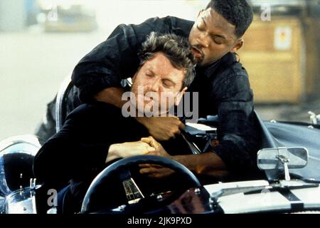 Tcheky Karyo & Will Smith film Bad Boys (USA 1995) personnages : Fouchet (comme Tcheky Karyo) & Mike Lowrey réalisateur : Michael Bay 07 avril 1995 **AVERTISSEMENT** cette photographie est à usage éditorial exclusif et est la propriété de COLUMBIA et/ou du photographe assigné par The film or production Company et ne peut être reproduite que par des publications en liaison avec la promotion du film ci-dessus. Un crédit obligatoire à COLUMBIA est requis. Le photographe doit également être crédité lorsqu'il est connu. Aucune utilisation commerciale ne peut être accordée sans autorisation écrite de The film Company. Banque D'Images