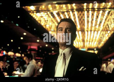 Robert de Niro film: Casino (USA/FR 1995) personnages: Sam 'Ace' Rothstein Directeur: Martin Scorsese 14 novembre 1995 **AVERTISSEMENT** cette photographie est destinée à un usage éditorial exclusif et est protégée par les droits d'auteur des IMAGES UNIVERSELLES et/ou du photographe attribué par la Société de film ou de production et ne peut être reproduite que par des publications dans le cadre de la promotion du film ci-dessus. Un crédit obligatoire pour LES PHOTOS UNIVERSELLES est requis. Le photographe doit également être crédité lorsqu'il est connu. Aucune utilisation commerciale ne peut être accordée sans l'autorisation écrite de la Société du film. Banque D'Images