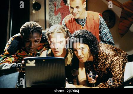 Laurence Mason, Matthew Lillard, Jonny Lee Miller & Renoly Santiago film: Hackers (USA 1995) personnages: Paul Cook / 'Lord Nikon',Emmanuel Goldstein,Dade Murphy,Ramon Sanchez / 'Phantom Phreak' Directeur: Iain Softley 15 septembre 1995 **AVERTISSEMENT** cette photographie est à usage éditorial exclusif et est le droit d'auteur des ARTISTES UNIS et/ou du photographe assigné par la Société de film ou de production et ne peut être reproduite que par des publications dans le cadre de la promotion du film ci-dessus. Un crédit obligatoire pour LES ARTISTES UNIS est requis. Le photographe doit également être crédité lorsqu'il est connu. Non Banque D'Images