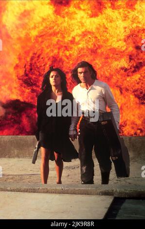 Salma Hayek & Antonio Banderas film: Desperado (USA 1995) personnages: Carolina & El Mariachi Directeur: Robert Rodriguez 25 août 1995 **AVERTISSEMENT** cette photographie est destinée à un usage éditorial seulement et est le droit d'auteur de COLUMBIA PICTURES et/ou le photographe assigné par la Société de film ou de production et ne peut être reproduite que par des publications en conjonction avec la promotion du film ci-dessus. Un crédit obligatoire pour LES PHOTOS DE COLUMBIA est requis. Le photographe doit également être crédité lorsqu'il est connu. Aucune utilisation commerciale ne peut être accordée sans l'autorisation écrite de la Société du film. Banque D'Images