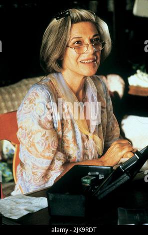 Anne Bancroft film: Comment faire un Quilt américain (1995) personnages: Glady Joe Cleary Directeur: Jocelyn Moorhouse 06 octobre 1995 **AVERTISSEMENT** cette photographie est destinée à un usage éditorial exclusif et est protégée par les droits d'auteur d'UNIVERSAL et/ou du photographe attribué par la Société du film ou de la production et ne peut être reproduite que par des publications dans le cadre de la promotion du film ci-dessus. Un crédit obligatoire pour UNIVERSEL est requis. Le photographe doit également être crédité lorsqu'il est connu. Aucune utilisation commerciale ne peut être accordée sans l'autorisation écrite de la Société du film. Banque D'Images