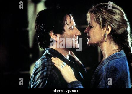 Robin Williams & Bonnie Hunt film: Jumanji (USA 1995) personnages: Alan Parrish & Sarah Whittle Directeur: Joe Johnston 15 décembre 1995 **AVERTISSEMENT** cette photographie est destinée à un usage éditorial exclusif et est protégée par les droits d'auteur de TRISTAR PICTURES et/ou du photographe attribué par la Société de film ou de production et ne peut être reproduite que par des publications en conjonction avec la promotion du film ci-dessus. Un crédit obligatoire pour LES PHOTOS TRISTAR est requis. Le photographe doit également être crédité lorsqu'il est connu. Aucune utilisation commerciale ne peut être accordée sans l'autorisation écrite de la Société du film. Banque D'Images