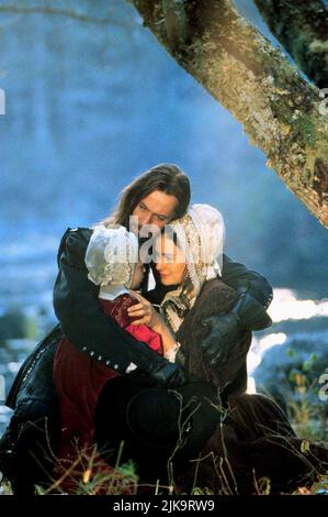 Gary Oldman, demi Moore, Bella Bruce film: The Scarlet Letter (1995) personnages: Le Rév. Arthur Dimmesdale, Hester Prynne, Directeur: Roland Joffe 13 octobre 1995 **AVERTISSEMENT** cette photographie est destinée à un usage éditorial exclusif et est protégée par les droits d'auteur de BUENA VISTA et/ou du photographe attribué par la Société de film ou de production et ne peut être reproduite que par des publications dans le cadre de la promotion du film ci-dessus. Un crédit obligatoire pour BUENA VISTA est requis. Le photographe doit également être crédité lorsqu'il est connu. Aucune utilisation commerciale ne peut être accordée sans l'autorisation écrite de la Société du film. Banque D'Images