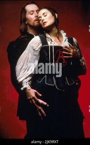 Gary Oldman & demi Moore film: The Scarlet Letter (1995) personnages: Rév. Arthur Dimmesdale & Hester Prynne Directeur: Roland Joffe 13 octobre 1995 **AVERTISSEMENT** cette photographie est destinée à un usage éditorial exclusif et est protégée par les droits d'auteur de BUENA VISTA et/ou du photographe attribué par la Société de film ou de production et ne peut être reproduite que par des publications dans le cadre de la promotion du film ci-dessus. Un crédit obligatoire pour BUENA VISTA est requis. Le photographe doit également être crédité lorsqu'il est connu. Aucune utilisation commerciale ne peut être accordée sans l'autorisation écrite de la Société du film. Banque D'Images