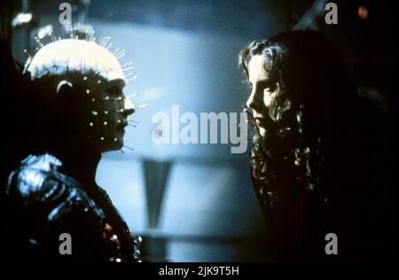 Doug Bradley & Valentina Vargas film: Hellraiser IV: Bloodline; Hellraiser: Bloodline (Hellraiser: Bloodline) personnages: Pinhead,Angelique USA 1996, Directeur: Kevin Yagher 08 mars 1996 **AVERTISSEMENT** cette photographie est destinée à un usage éditorial exclusif et est protégée par les droits d'auteur des FILMS DIMENSION et/ou du photographe attribué par la Société de film ou de production et ne peut être reproduite que par des publications dans le cadre de la promotion du film ci-dessus. Un crédit obligatoire pour LES FILMS DIMENSION est requis. Le photographe doit également être crédité lorsqu'il est connu. Aucune utilisation commerciale ne peut être accordée sans écrit Banque D'Images