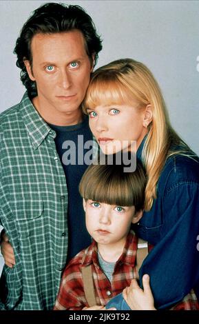 Steven Weber, Rebecca de Morney, Courtland Mead Television: The Shining (TV-Miniserie) personnages: John Torrance, Winifred 'Wendy' Torrance & Daniel Anthony Torrance USA 1997, / Literaturverfilmung (basé sur le livre de Stephen King) Directeur: Mick Garris 27 avril 1997 **AVERTISSEMENT** cette photo est destinée à un usage éditorial exclusif et est protégée par les droits d'auteur de WARNER BROS. LA TÉLÉVISION et/ou le photographe désigné par la Société de film ou de production et ne peut être reproduit que par des publications en conjonction avec la promotion du film ci-dessus. Crédit obligatoire pour WARNER BROS. UN TÉLÉVISEUR est requis. Le Banque D'Images