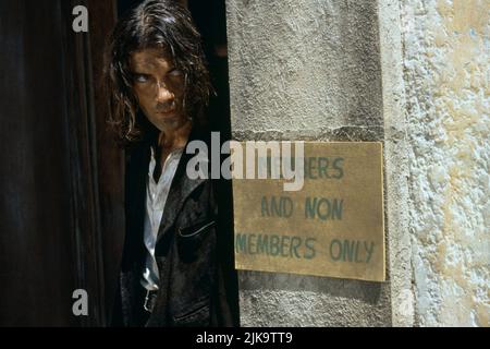 Antonio Banderas film: Desperado (USA 1995) personnages: El Mariachi Directeur: Robert Rodriguez 25 août 1995 **AVERTISSEMENT** cette photographie est destinée à un usage éditorial seulement et est le droit d'auteur de COLUMBIA PICTURES et/ou le photographe assigné par la Société de film ou de production et ne peut être reproduite que par des publications en conjonction avec la promotion du film ci-dessus. Un crédit obligatoire pour LES PHOTOS DE COLUMBIA est requis. Le photographe doit également être crédité lorsqu'il est connu. Aucune utilisation commerciale ne peut être accordée sans l'autorisation écrite de la Société du film. Banque D'Images