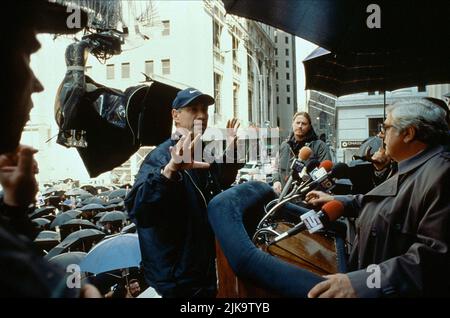 Roland Emmerich & Michael Lerner film: Godzilla (USA/JP 1998) personnages: ,Maire Ebert Directeur: Roland Emmerich 18 mai 1998 **AVERTISSEMENT** cette photographie est destinée à un usage éditorial exclusif et est protégée par les droits d'auteur des IMAGES TRISTAR et/ou du photographe attribué par la Société de film ou de production et ne peut être reproduite que par des publications en conjonction avec la promotion du film ci-dessus. Un crédit obligatoire pour LES PHOTOS TRISTAR est requis. Le photographe doit également être crédité lorsqu'il est connu. Aucune utilisation commerciale ne peut être accordée sans l'autorisation écrite de la Société du film. Banque D'Images