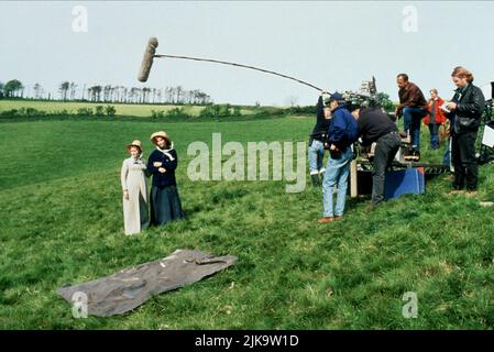 Kate Winslet & Emma Thompson film Sense and Sensitivity (USA/UK 1995) personnages : Marianne Dashwood,Elinor Dashwood & réalisateur : Ang Lee 13 décembre 1995 **AVERTISSEMENT** cette photographie est à usage éditorial exclusif et est la propriété de COLUMBIA et/ou du photographe assigné par The film or production Company et ne peut être reproduite que par des publications en liaison avec la promotion du film ci-dessus. Un crédit obligatoire à COLUMBIA est requis. Le photographe doit également être crédité lorsqu'il est connu. Aucune utilisation commerciale ne peut être accordée sans autorisation écrite de The film Company. Banque D'Images