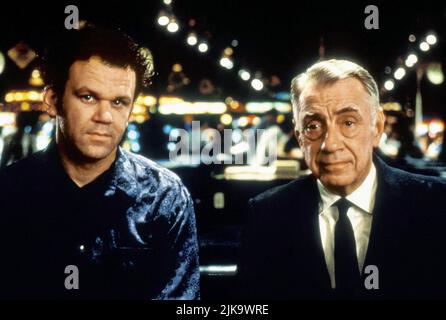 John C.Reilly & Philip Baker Hall film: Hard Eight; Sydney (1996) Characters: & Sydney Director: Paul Thomas Anderson 20 janvier 1996 **AVERTISSEMENT** cette photographie est à usage éditorial exclusif et est le droit d'auteur de COLUMBIA et/ou le photographe assigné par la Société du film ou de la production et ne peut être reproduite que par des publications dans le cadre de la promotion du film ci-dessus. Un crédit obligatoire pour LA COLOMBIE est requis. Le photographe doit également être crédité lorsqu'il est connu. Aucune utilisation commerciale ne peut être accordée sans l'autorisation écrite de la Société du film. Banque D'Images