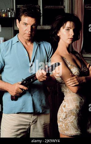 Colin Friels & Jacqueline McKenzie film Mr. Reliable (1995) personnages : Wally Mellish & Beryl Muddle réalisateur : Nadia Tass 22 novembre 1996 **AVERTISSEMENT** cette photographie est à usage éditorial exclusif et est la propriété de GRAMERCY et/ou du photographe assigné par la société de production et ne peut être reproduite que par des publications en liaison avec la promotion du film ci-dessus. Un crédit obligatoire à GRAMERCY est requis. Le photographe doit également être crédité lorsqu'il est connu. Aucune utilisation commerciale ne peut être accordée sans autorisation écrite de The film Company. Banque D'Images