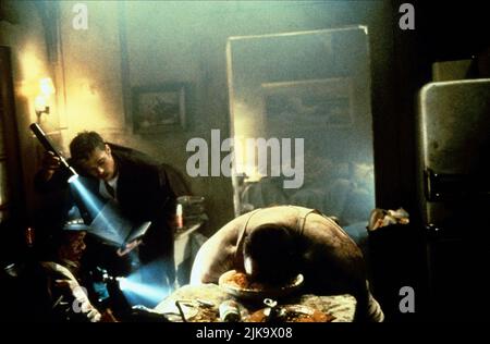 Brad Pitt & Bob Mack film Se7en ; Seven (USA 1995) personnages : détective David Mills, Gluttony Victim réalisateur : David Fincher 22 septembre 1995 **AVERTISSEMENT** cette photographie est à usage éditorial uniquement et est la propriété intellectuelle de NEW LINE CINEMA et/ou du photographe assigné par la société de production et ne peut être reproduite que par des publications en liaison avec la promotion du film ci-dessus. Un crédit obligatoire pour le CINÉMA NEW LINE est requis. Le photographe doit également être crédité lorsqu'il est connu. Aucune utilisation commerciale ne peut être accordée sans autorisation écrite de The film Company. Banque D'Images