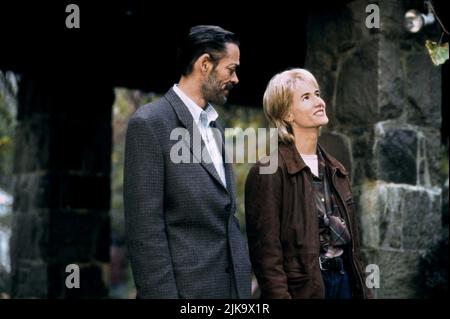 Raul Julia & Laura Dern film: Down Fest A Blackbird (1995) personnages: Tomas Ramirez & Helen McNulty Directeur: Jonathan Sanger 22 octobre 1995 **AVERTISSEMENT** cette photographie est destinée à un usage éditorial exclusif et est protégée par les droits d'auteur de SHOWTIME NETWORKS et/ou du photographe attribué par la Société de film ou de production et ne peut être reproduite que par des publications dans le cadre de la promotion du film ci-dessus. Un crédit obligatoire pour LES RÉSEAUX SHOWTIME est requis. Le photographe doit également être crédité lorsqu'il est connu. Aucune utilisation commerciale ne peut être accordée sans l'autorisation écrite de la Société du film. Banque D'Images