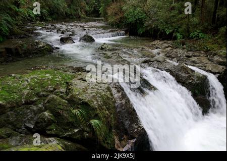 L'eau s'écoule rapidement dans le vieux déversoir qui a détourné une partie de l'eau vers le réservoir. Banque D'Images