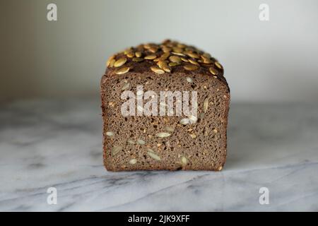 Pain de levain sans gluten sans grains de pumpernickel ou de seigle type mock, à base de farine de sarrasin et de teff. Banque D'Images