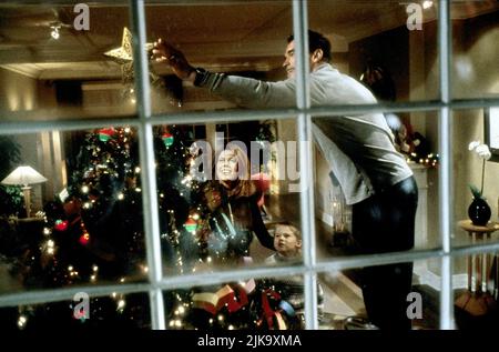 Rita Wilson, Jake Lloyd & Arnold Schwarzenegger film: Jingle All the Way (USA 1996) personnages: Liz Langston, Jamie Langston, Howard Langston Directeur: Brian Levant 16 novembre 1996 **AVERTISSEMENT** cette photographie est à usage éditorial exclusif et est le droit d'auteur de 20th CENTURY FOX et/ou le photographe assigné par la Société de film ou de production et ne peut être reproduite que par des publications en conjonction avec la promotion du film ci-dessus. Un crédit obligatoire à 20th CENTURY FOX est requis. Le photographe doit également être crédité lorsqu'il est connu. Aucune utilisation commerciale ne peut être accordée sans aut écrit Banque D'Images