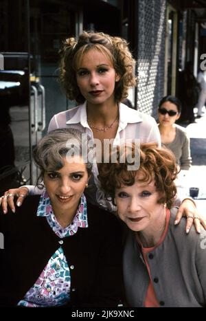 Liza Minnelli, Jennifer Gray et Shirley Maclaine film: The West Side Waltz (1995) personnages: Cara Varnum, Robin Ouiseau, Margaret Mary Elderdice Directeur: Ernest Thompson 23 novembre 1995 **AVERTISSEMENT** cette photographie est destinée à un usage éditorial exclusif et est le droit d'auteur d'ALLIED et/ou du photographe assigné par la Société de film ou de production et ne peut être reproduite que par des publications en conjonction avec la promotion du film ci-dessus. Un crédit obligatoire pour ALLIED est requis. Le photographe doit également être crédité lorsqu'il est connu. Aucune utilisation commerciale ne peut être accordée sans l'autorisation écrite de TH Banque D'Images