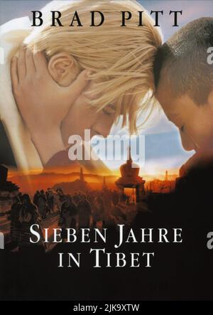 Brad Pitt & Jamyang Jamtsho Wangchuk film sept ans au Tibet (USA/UK 1997) personnages : Heinrich Harrer, Dalaï Lama, 14 ans réalisateur : Jean-Jacques Annaud 13 septembre 1997 **AVERTISSEMENT** cette photographie est à usage éditorial exclusif et est la propriété de COLUMBIA TRISTAR/CONSTANTIN et/ou du photographe désigné par The film or production Company et ne peut être reproduite que par des publications dans le cadre de la promotion du film ci-dessus. Un crédit obligatoire à COLUMBIA TRISTAR/CONSTANTIN est requis. Aucune utilisation commerciale ne peut être accordée sans autorisation écrite de The film Company. Banque D'Images