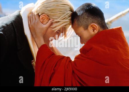 Brad Pitt & Jamyang Jamtsho Wangchuk film: Sept ans au Tibet (USA/UK 1997) personnages: Heinrich Harrer, Dalaï Lama, 14 ans Directeur: Jean-Jacques Annaud 13 septembre 1997 **AVERTISSEMENT** cette photographie est destinée à un usage éditorial exclusif et est protégée par le droit d'auteur de COLUMBIA TRISTAR et/ou du photographe attribué par la Société de film ou de production et ne peut être reproduite que par des publications dans le cadre de la promotion du film ci-dessus. Un crédit obligatoire pour COLUMBIA TRISTAR est requis. Le photographe doit également être crédité lorsqu'il est connu. Aucune utilisation commerciale ne peut être accordée sans autorisation écrite Banque D'Images