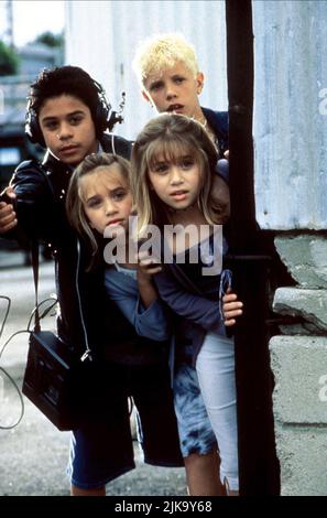 Rafael Rojas III, Mary-Kate Olsen, Ashley Olsen & Sam Saletta film: Panneau publicitaire Dad (1998) personnages: Cody, Tess Tyler, Emily Tyler, Ryan Directeur: Alan Metter 10 novembre 1998 **AVERTISSEMENT** cette photo est destinée à un usage éditorial exclusif et est le copyright de WARNER BROS. LES PHOTOS et/ou le photographe désigné par la société de film ou de production ne peuvent être reproduits que par des publications en conjonction avec la promotion du film ci-dessus. Crédit obligatoire pour WARNER BROS. DES PHOTOS sont requises. Le photographe doit également être crédité lorsqu'il est connu. Aucune utilisation commerciale ne peut être accordée sans écrit Banque D'Images