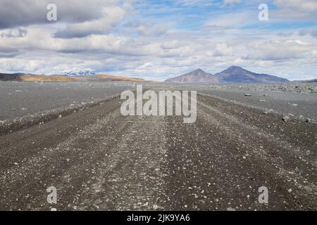 Route de terre le long de hauts plateaux du centre de l'Islande. Paysage de l'Islande. La route F907 Banque D'Images