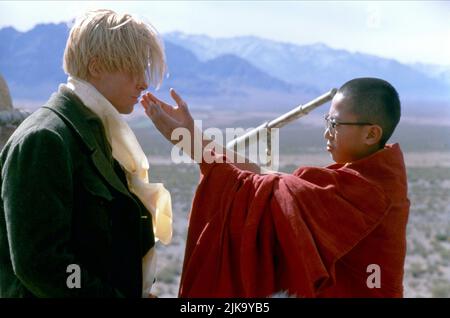 Brad Pitt & Jamyang Jamtsho Wangchuk film: Sept ans au Tibet (USA/UK 1997) personnages: Heinrich Harrer, Dalaï Lama, 14 ans Directeur: Jean-Jacques Annaud 13 septembre 1997 **AVERTISSEMENT** cette photographie est destinée à un usage éditorial exclusif et est protégée par le droit d'auteur de COLUMBIA TRISTAR et/ou du photographe attribué par la Société de film ou de production et ne peut être reproduite que par des publications dans le cadre de la promotion du film ci-dessus. Un crédit obligatoire pour COLUMBIA TRISTAR est requis. Le photographe doit également être crédité lorsqu'il est connu. Aucune utilisation commerciale ne peut être accordée sans autorisation écrite Banque D'Images