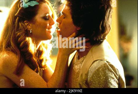 Julianne Moore & Mark Wahlberg film: Boogie Nights (USA 1997) personnages: Amber Waves, Eddie Adams - Dirk Diggler Directeur: Paul Thomas Anderson 11 septembre 1997 **AVERTISSEMENT** cette photographie est à usage éditorial exclusif et est le droit d'auteur d'UN NOUVEAU CINÉMA DE LIGNE et/ou le photographe assigné par la Société de film ou de production et ne peut être reproduite que par des publications dans le cadre de la promotion du film ci-dessus. Un crédit obligatoire pour UNE NOUVELLE LIGNE DE CINÉMA est requis. Le photographe doit également être crédité lorsqu'il est connu. Aucune utilisation commerciale ne peut être accordée sans l'autorisation écrite du film Banque D'Images