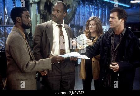 Chris Rock, Danny Glover, Rene Russo & Mel Gibson film: Létal Wearon 4 (USA 1998) personnages: Détective Lee Butters, Roger Murtaugh, Lorna Cole, Martin Riggs Directeur: Richard donner 10 juillet 1998 **AVERTISSEMENT** cette photographie est à usage éditorial exclusif et est le copyright de WARNER BROS. Et/ou le photographe assigné par la Société de film ou de production et ne peut être reproduite que par des publications en conjonction avec la promotion du film ci-dessus. Un crédit obligatoire pour WARNER BROS est requis. Le photographe doit également être crédité lorsqu'il est connu. Aucune utilisation commerciale ne peut être accordée sans bref Banque D'Images