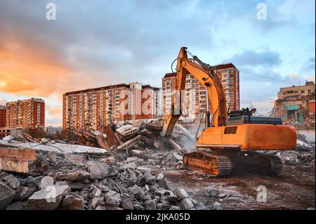 Pelle hydraulique avec presses à concasseur pile de ciment renforcé Banque D'Images