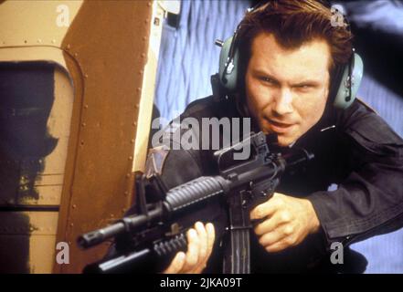 Christian Slater film Broken Arrow (USA 1996) personnages : Capitaine Riley Hale réalisateur : John Woo 09 février 1996 **AVERTISSEMENT** cette photographie est à usage éditorial exclusif et est la propriété de 20TH CENTURY FOX et/ou du photographe désigné par la société de production et ne peut être reproduite que par des publications en liaison avec la promotion du film ci-dessus. Un crédit obligatoire pour 20TH CENTURY FOX est requis. Le photographe doit également être crédité lorsqu'il est connu. Aucune utilisation commerciale ne peut être accordée sans autorisation écrite de The film Company. Banque D'Images
