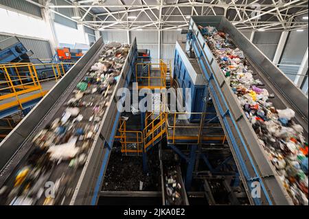 Les déchets transportés par convoyeur dans l'atelier de recyclage Banque D'Images