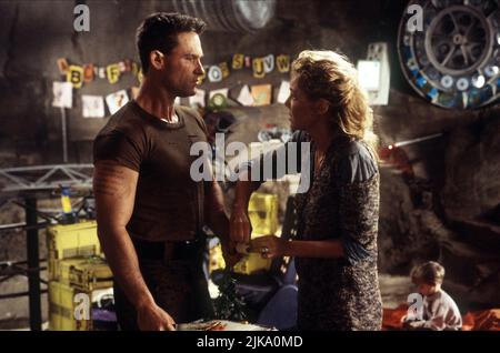 Kurt Russell & Connie Nielsen film: Soldier (1998) personnages: Todd, Sandra Directeur: Paul W.S. Anderson 23 octobre 1998 **AVERTISSEMENT** cette photographie est à usage éditorial exclusif et est le copyright de WARNER BROS et/ou le photographe assigné par la Société de film ou de production et ne peut être reproduite que par des publications dans le cadre de la promotion du film ci-dessus. Un crédit obligatoire pour WARNER BROS est requis. Le photographe doit également être crédité lorsqu'il est connu. Aucune utilisation commerciale ne peut être accordée sans l'autorisation écrite de la Société du film. Banque D'Images