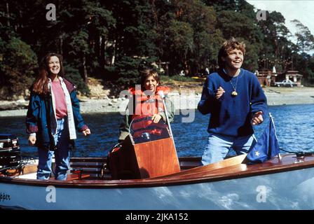 Mary Kate Schellhardt, Francis Capra et Jason James Richter film: Free Willy 2: The Adventure Home (USA/FR 1995) personnages: Nadine, Elvis, Jesse Directeur: Dwight H. Little 19 juillet 1995 **AVERTISSEMENT** cette photographie est à usage éditorial exclusif et est protégée par les droits d'auteur de WARNER BROS. Et/ou du photographe attribué par la Société de film ou de production et ne peut être reproduite que par des publications en conjonction avec la promotion du film ci-dessus. Un crédit obligatoire pour WARNER BROS est requis. Le photographe doit également être crédité lorsqu'il est connu. Aucune utilisation commerciale ne peut être accordée sans autorisation écrite Banque D'Images
