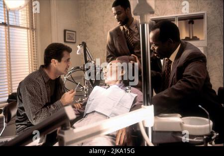 Mel Gibson, Kim Chan, Chris Rock & Danny Glover film: Létal Wearon 4 (USA 1998) personnages: Martin Riggs, Benny 'Oncle Benny' Chan, détective Lee Butters, Roger Murtaugh Directeur: Richard donner 10 juillet 1998 **AVERTISSEMENT** cette photographie est à usage éditorial exclusif et est le copyright de WARNER BROS. Et/ou le photographe assigné par la Société de film ou de production et ne peut être reproduite que par des publications en conjonction avec la promotion du film ci-dessus. Un crédit obligatoire pour WARNER BROS est requis. Le photographe doit également être crédité lorsqu'il est connu. Aucune utilisation commerciale ne peut être accordée Banque D'Images