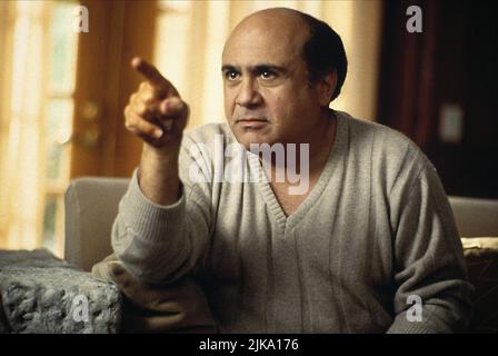 Danny Devito film: Get Shorty (1996) personnages: Martin Weir Directeur: Barry Sonnenfeld 20 octobre 1995 **AVERTISSEMENT** cette photographie est à usage éditorial exclusif et est le copyright de MGM et/ou le photographe assigné par la Société de film ou de production et ne peut être reproduite que par des publications dans le cadre de la promotion du film ci-dessus. Un crédit obligatoire pour MGM est requis. Le photographe doit également être crédité lorsqu'il est connu. Aucune utilisation commerciale ne peut être accordée sans l'autorisation écrite de la Société du film. Banque D'Images