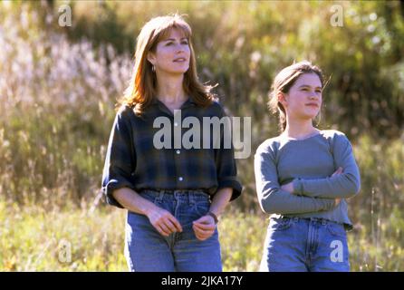 Dana Delany & Anna Paquin film: Fly Away Home (1996) personnages: Susan Barnes, Amy Alden Directeur: Carroll Ballard 05 septembre 1996 **AVERTISSEMENT** cette photographie est à usage éditorial exclusif et est le droit d'auteur de COLUMBIA et/ou le photographe assigné par la Société du film ou de la production et ne peut être reproduite que par des publications dans le cadre de la promotion du film ci-dessus. Un crédit obligatoire pour LA COLOMBIE est requis. Le photographe doit également être crédité lorsqu'il est connu. Aucune utilisation commerciale ne peut être accordée sans l'autorisation écrite de la Société du film. Banque D'Images