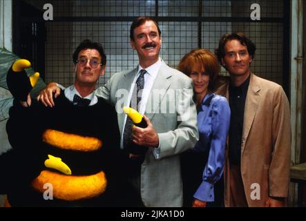 Michael Palin, John Cleese, Jamie Lee Curtis, Kevin Kline film: Fierce Creatures (USA/UK 1997) personnages: Adrian 'Bugsy' Malone,Rollo Lee,Willa Weston,Vince McCain Directeur: Fred Schepei & Robert Young 23 janvier 1997 **AVERTISSEMENT** cette photographie est destinée à un usage éditorial exclusif et est protégée par les droits d'auteur des IMAGES UNIVERSELLES et/ou du photographe attribué par la société film ou production et ne peut être reproduite que par des publications dans le cadre de la promotion du film ci-dessus. Un crédit obligatoire pour LES PHOTOS UNIVERSELLES est requis. Le photographe doit également être crédité lorsqu'il est connu. Pas de commercial Banque D'Images